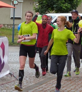 Bild: Beatrice Decker Schlussläuferin beim Haglöfs-Laufteam und Nora Kusterer (vlnr)
