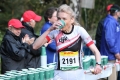 09.05.2015, xkvx, Crosslauf, 43. GutsMuths-Rennsteiglauf, v.l. die zweite Frau am Verpflegungspunkt AscherbrÃ¼ck Foto: Kevin Voigt