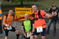 21.05.2016, xkvx, Crosslauf, 44. GutsMuths-Rennsteiglauf, v.l. Laeufer vor einem Schild mit "Schmiedefeld 72km"