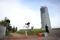 21.05.2016, xkvx, Crosslauf, 44. GutsMuths-Rennsteiglauf, v.l. ein Laeufer ueberquert die Zeitnahme auf dem Inselsberg